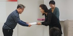 4회 수료식 서울시 간호조무사회 사무처장님이 상장수여.